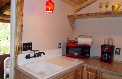 Drake Cottage | Cabin with HOT TUB on the Deck 5 min to Estespark !and your right on the river