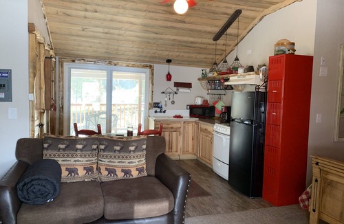 Drake Cottage | Cabin with HOT TUB on the Deck 5 min to Estespark !and your right on the river