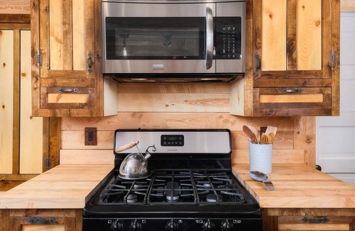 Cascade Cabin | Cabin with Pikes Views, Fireplace, Walk to Winery