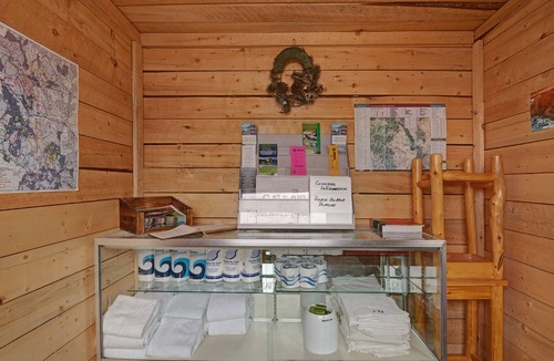 South Fork Cabin | Cabin with WiFi, home comforts, & shared grill - dogs welcome