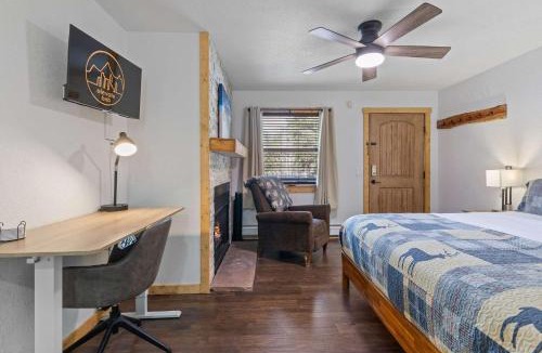 Estes Park Apartment | Cabin16 - King Bed Kitchenette & Bath