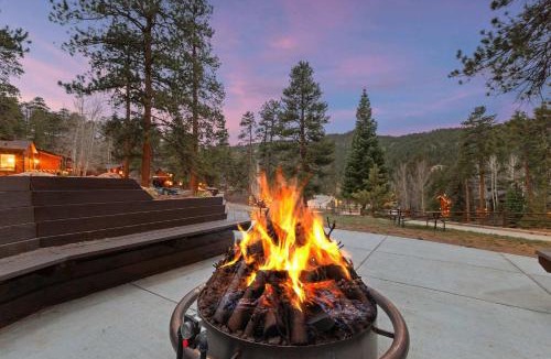 Estes Park Apartment | Cabin16 - King Bed Kitchenette & Bath
