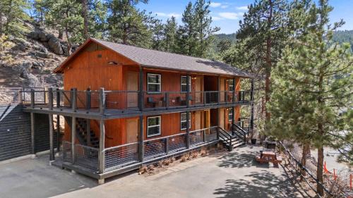 Estes Park Apartment | Cabin16 - King Bed Kitchenette & Bath
