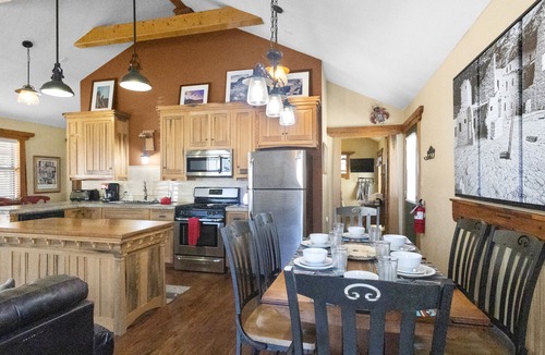 Red River House | "Camp Lil Henry" Charming Cabin - On Main Street - Pet Friendly