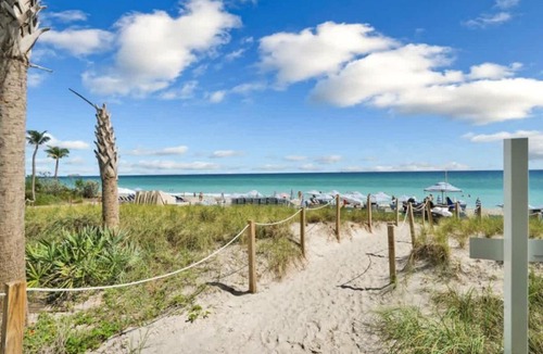 Hallandale Beach Hotel | Canal View Studio - Resort Perks Beach 8 Min 1904