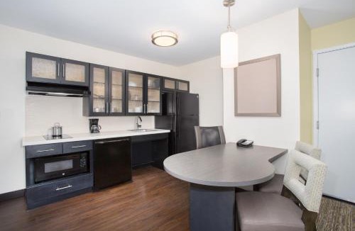 Pueblo Hotel | Candlewood Suites Pueblo by IHG