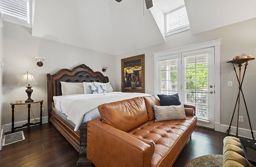 Downtown Historic District Bed & Breakfast | Carriage Way Centennial