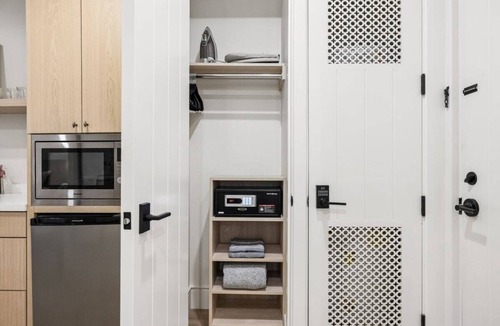 Oak Park Apartment | Casa Iglesia Studio 107