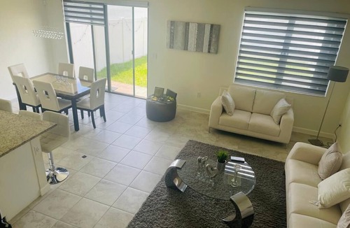 Miami Lakes House | Casa moderna con vista al lago, ubicacion central