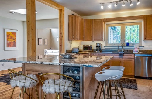 Northeast Santa Fe House | Casa Ursula - a hillside gem with Sangre de Cristo views, 10 min. walk to Plaza