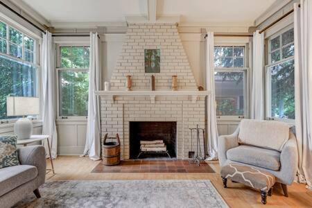 Old North End Villa | Cascading Manor - Loft HotTub SmartTVs SelfEntry FirePit