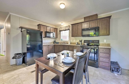 Cassopolis Cottage | Cassopolis Cabin, Little Fish Lake On-site!
