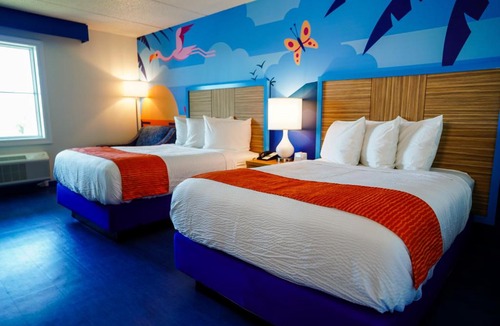 Sandusky Hotel | Castaway Bay by Cedar Point Resorts
