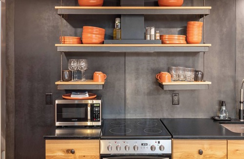 Delta Bed & Breakfast | Cave Suites Among the Orchard