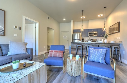 Glenwood Springs Apartment | Caverns Village Condo #209, Steps from Iron Mt. Hot Spgs, Near Gondola & Downtwn
