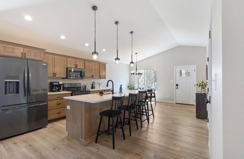 Cedar Falls House | Cedar Falls 4BR Near UNI | Hot Tub, Fire Pit & Fenced Yard