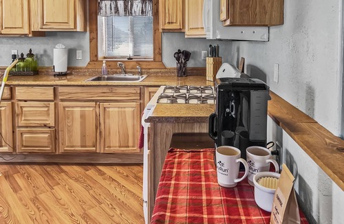 Montrose Cabin | Cedar Mountain Bunkhouse 2 Bedroom Cabin