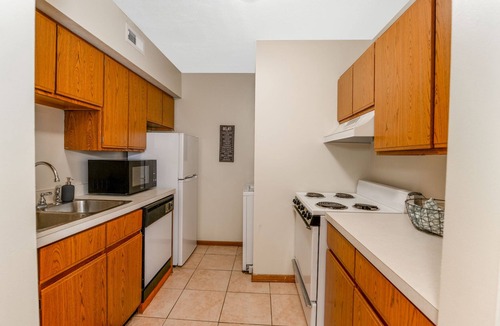Akron Apartment | Central 2BR Walk to Summa/Near Akron Hospitals/UA