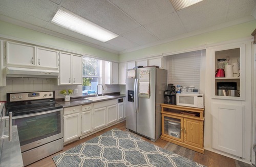 Akron House | Central Akron Stay! Large Victorian Home w/Yard