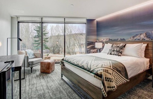Silverthorne Hotel | Central Base for Your Colorado Adventure Awaits! Pets Allowed, Parking!