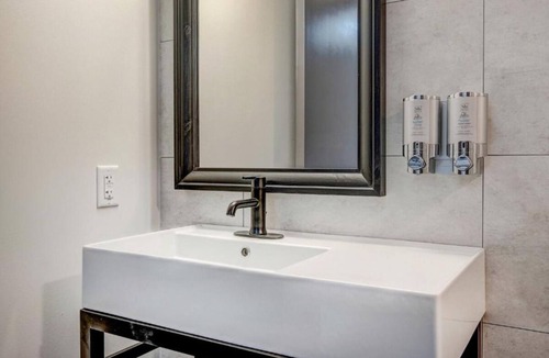 Silverthorne Hotel | Central Base for Your Colorado Adventure Awaits! Pets Allowed, Parking!