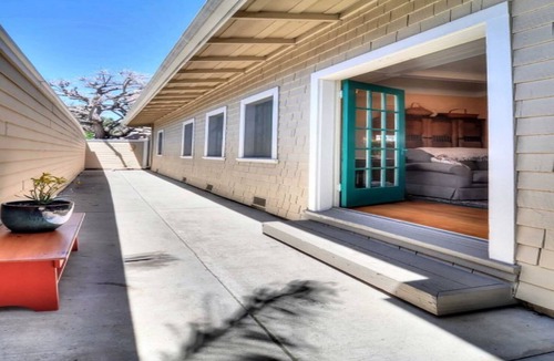 Oak Park Cottage | Central location, walk to restaurants!