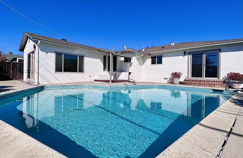 South Sundale House | Central Stylish New 3B2b with Pool in Fremont