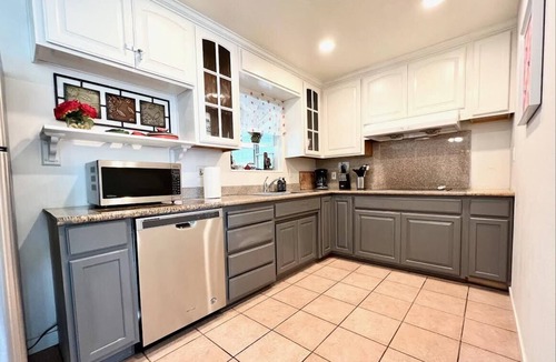 South Sundale House | Centrally located cheerful 3B2b in Fremont