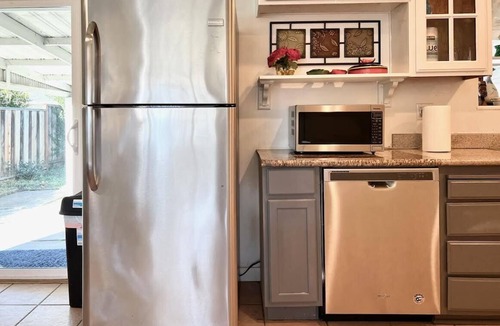 South Sundale House | Centrally located cheerful 3B2b in Fremont