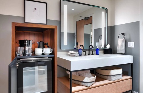Moab Hotel | Centrally Located King Unit, Gravity Haus, Modern Amenities, Downtown Access