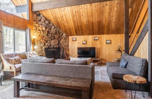 Mammoth Lakes Ski Chalet | Chalet 12 by Mammoth Mountain Chalets