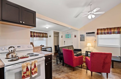 Geneva-on-the-Lake Cottage | Chardonnay Cottage - GOTL Strip - Cozy & Quaint