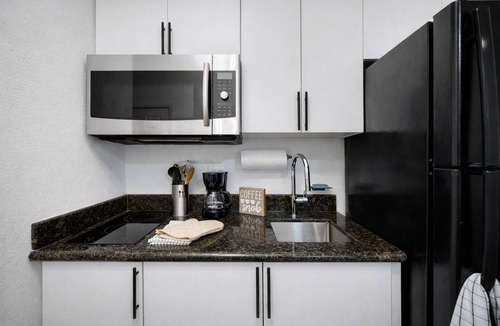Sunrise Apartment | Charming 1-bedroom aFLL apartment near Sawgrass & Hard Rock with WiFi, AC.