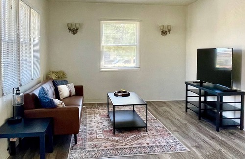 Ventura Cottage | Charming 1 bedroom near Downtown, beaches, and hospitals