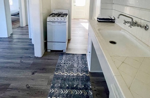 Ventura Cottage | Charming 1 bedroom near Downtown, beaches, and hospitals