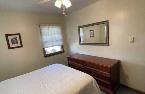 Huron Hotel | Charming 1 bedroom Suit #127 with AC and Wifi