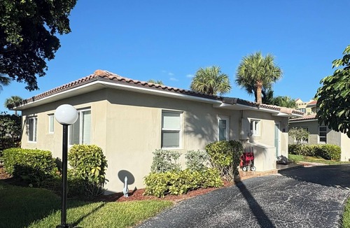 Hillsboro Beach Villa | Charming 2-bedroom villa in superb Hillsboro Beach oceanfront resort.