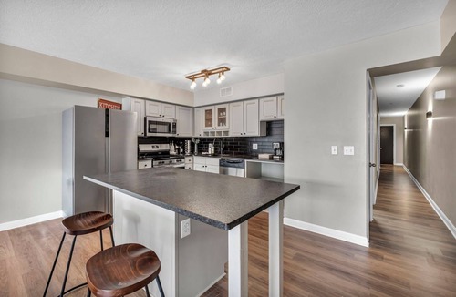Ohio City Apartment | Charming 2-bedroom apartment, City-Life, Free Parking, 24/7 Hour Gym