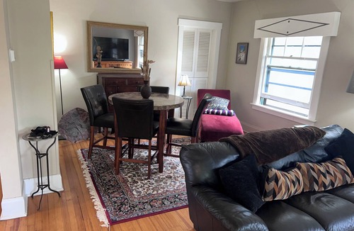 City Park Apartment | Charming 2-bedroom apartment with AC in vibrant Denver