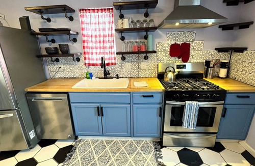 Sheridan House | Charming 2-bedroom house in beautiful Denver w/Hot Tub & AC