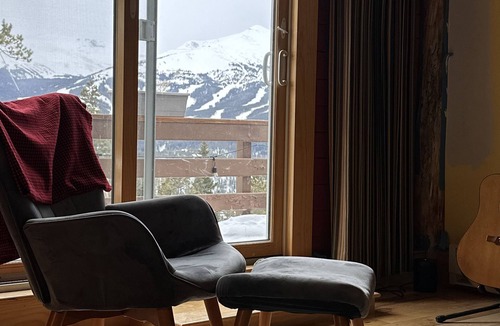 Breckenridge House | Charming 2-bedroom farmhouse in Breckenridge with expansive ten-mile range views