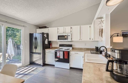 North Central Westminster House | Charming 3 BDR Home w/Hot Tub & Sauna