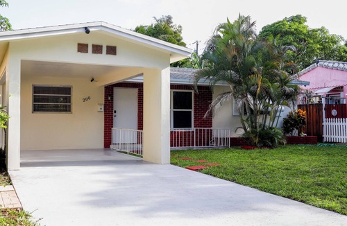 Poinciana Park House | Charming 3-bedroom house with a pool close to the Beach 🏝️and the Airport ✈️