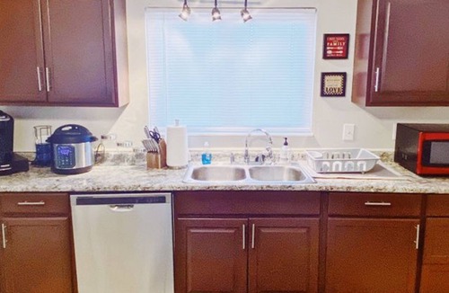 Euclid Condo | Charming 3-bedroom condo with WiFi and AC in pleasant Euclid