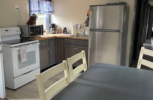 Pymatuning Central House | Charming 3-bedroom mobile home in adorable Espyville with WiFi, AC
