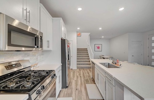 Las Vegas House | Charming 3B3B townhome with full bedroom and bathroom DOWNSTAIRS in Las Vegas