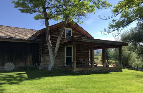 Mesa House | Charming and historic creek side cabin in Mesa Colorado