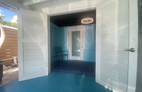 Wilton Manors House | Charming bedroom + sitting room + private entrance in lovely East Wilton Manors.