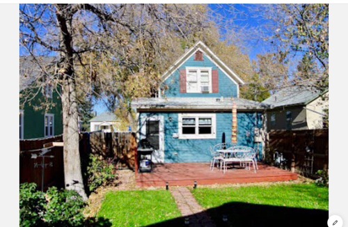 Montrose House | Charming Blue Bungalow Downtown Historic Montrose