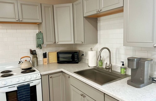Colorado Springs Apartment | Charming Cabin steps from the beloved Mountain View Cafe